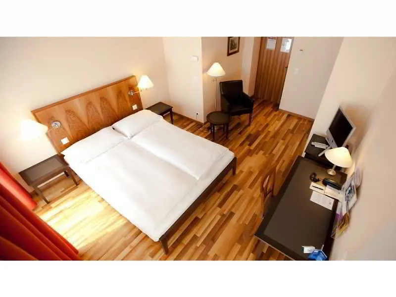 Hotel Schweizerhof Базель 3*,
